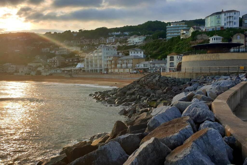 Beautiful Seaside Apartment With Parking Ventnor Exteriör bild